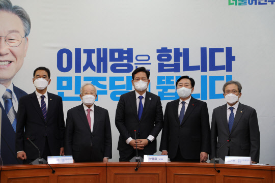 송영길 더불어민주당 대표(왼쪽에서 세번째)와 손경식 한국경영자총협회 회장(두번째), 김기문 중소기업중앙회 회장(네번째) 등이 20일 국회에서 면담을 갖고 기념촬영 하고 있다. 경총 제공